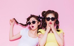 俄青年节一女表演者全身起火